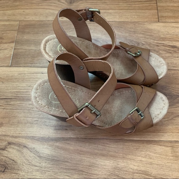 Candies Tan Faux Leather Platforms Sandals - Picture 5 of 10